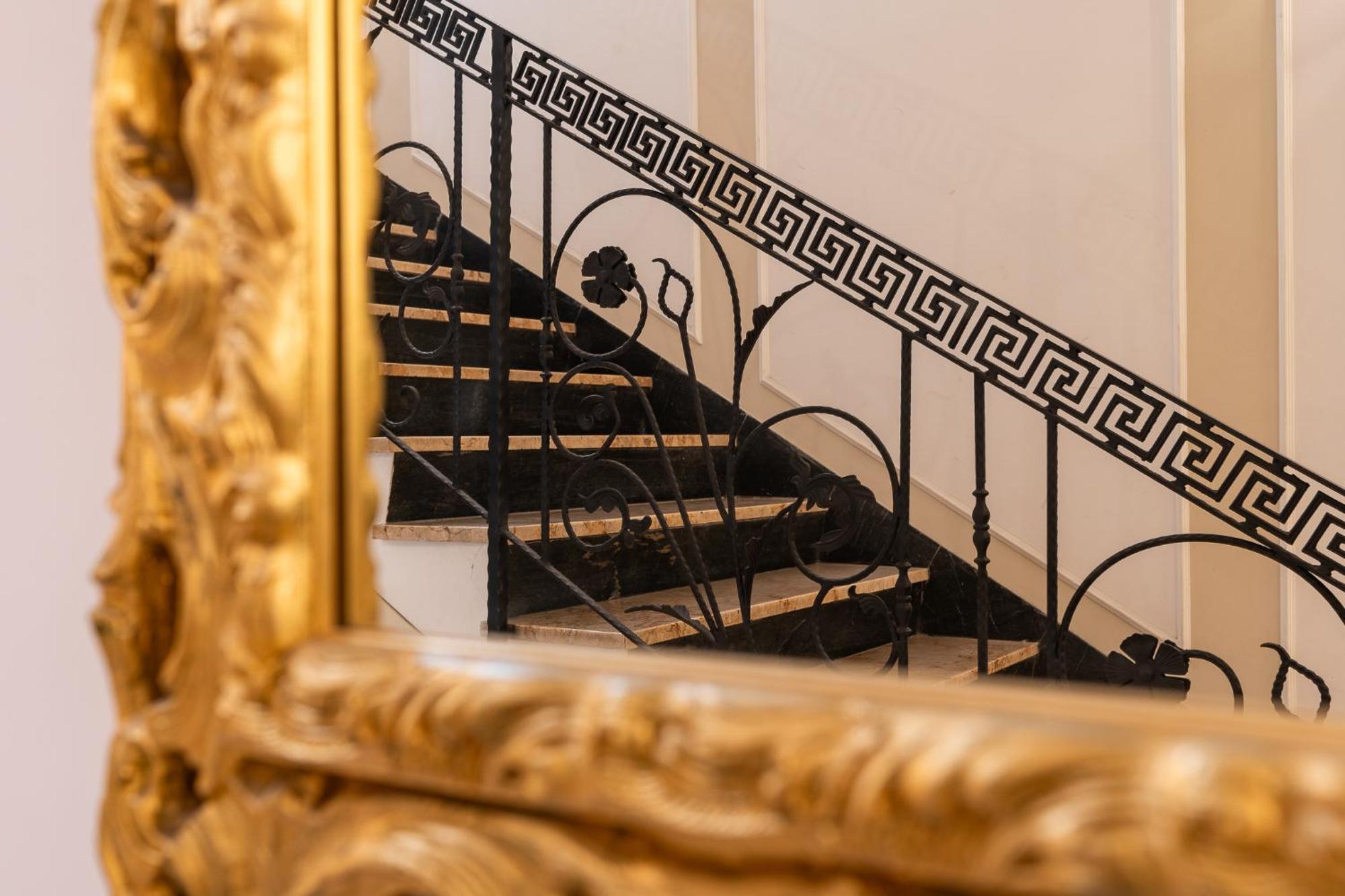 Decimo Meridio- At Spanish Steps- Рим Экстерьер фото